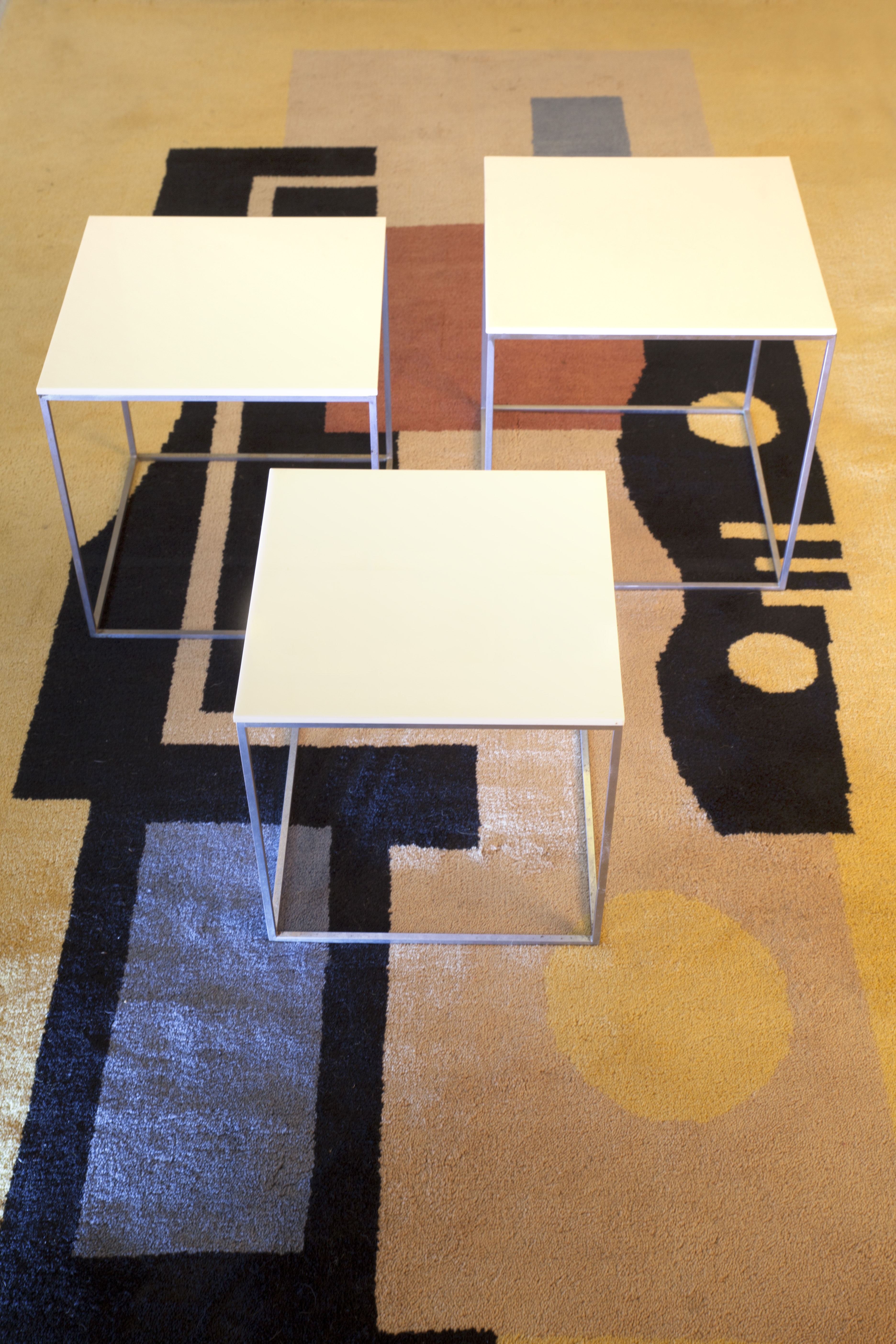 Poul Kjaerholm (1929-1980) Suite de trois tables...
