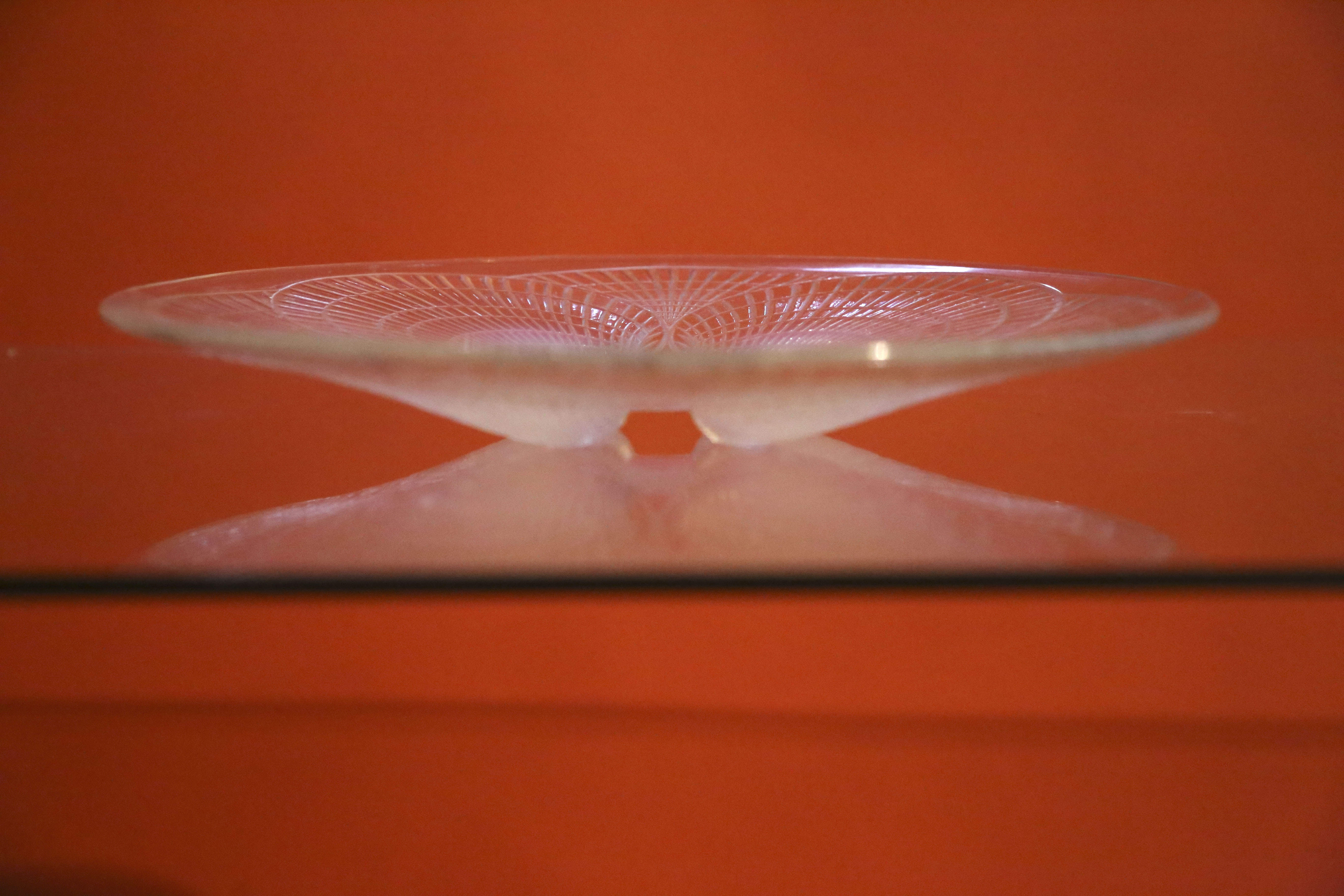 René Lalique (1860-1945) Plat en verre pressé...