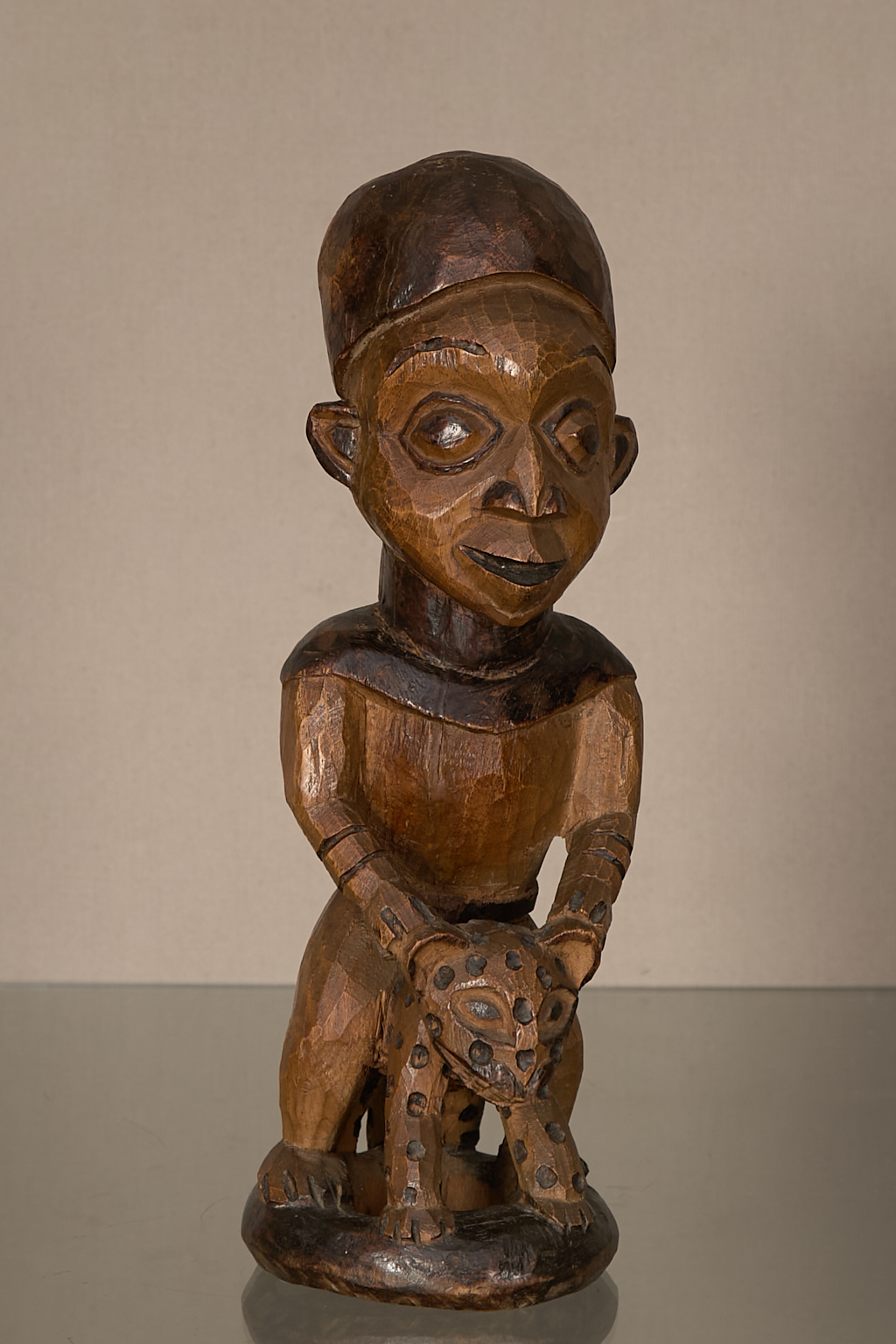 Statue d'un homme chevauchant un léopard