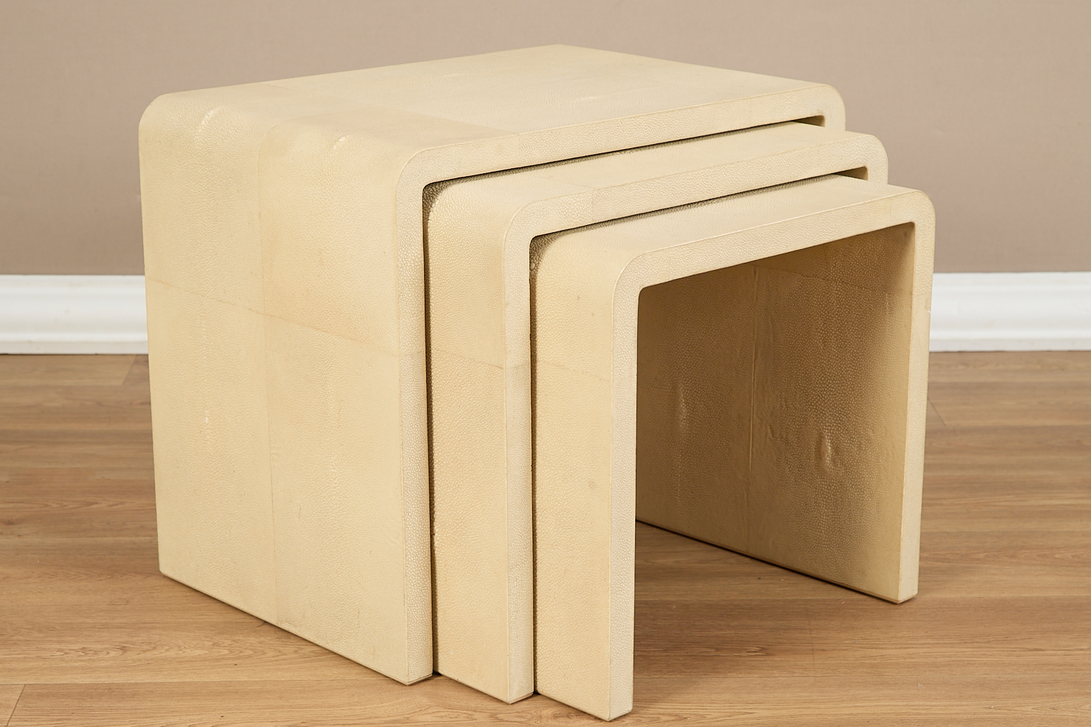 Exceptionnel ensemble de 3 tables gigognes