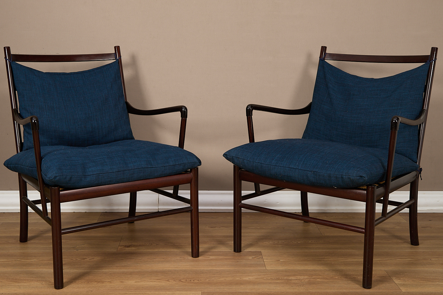 Paire de fauteuils, modèle Colonial PJ 149