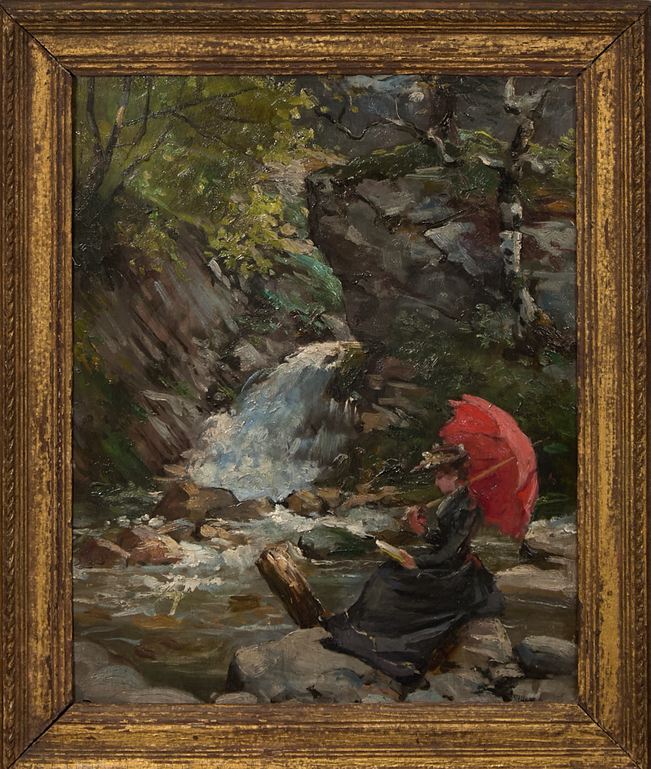 Femme assise à l'ombrelle lisant en bord de rivière