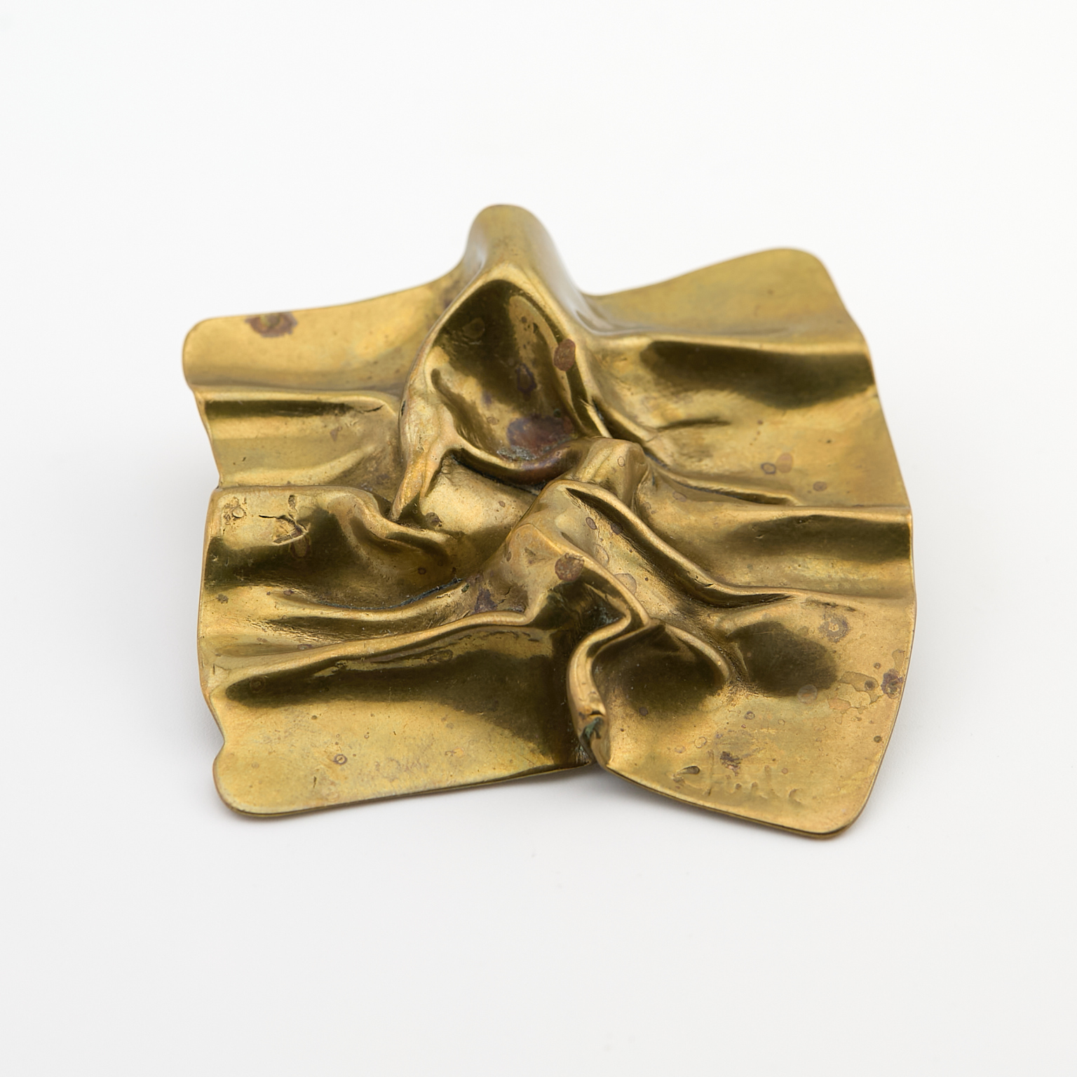 Broche à effet plissé