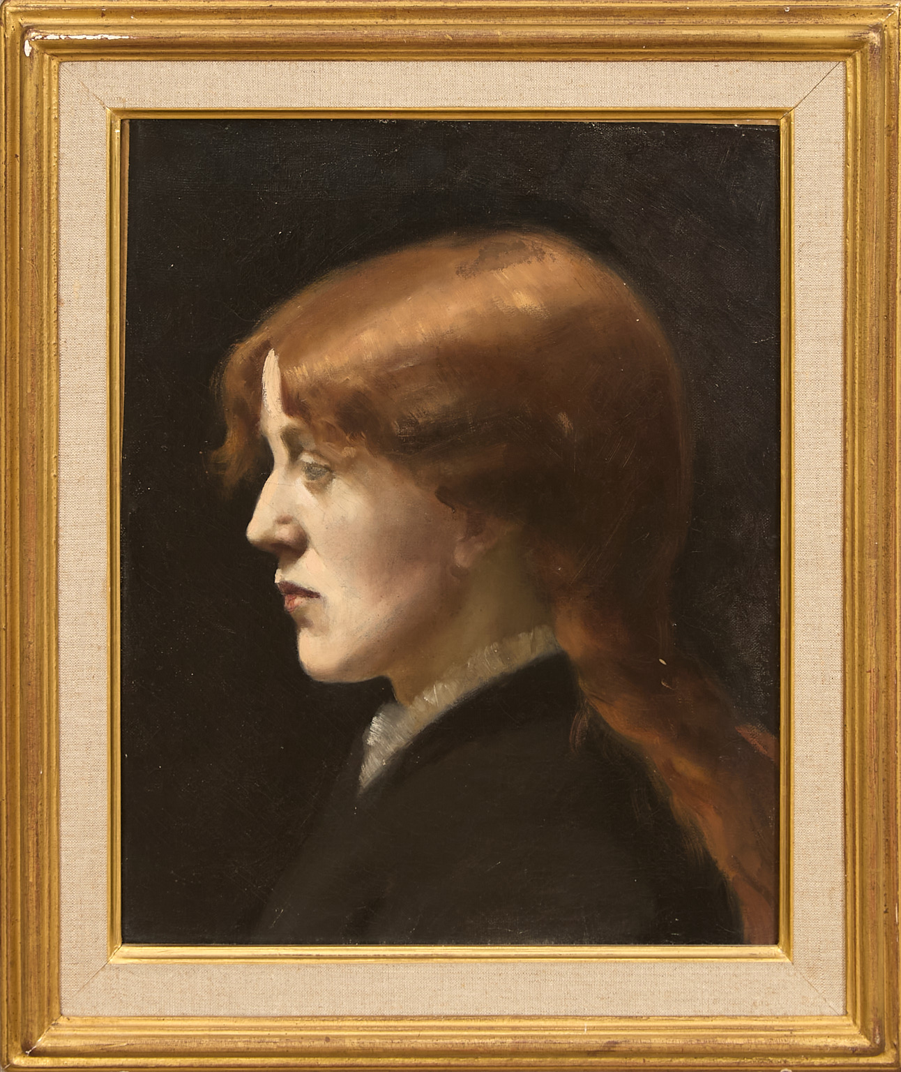 Portrait de femme rousse de profil
