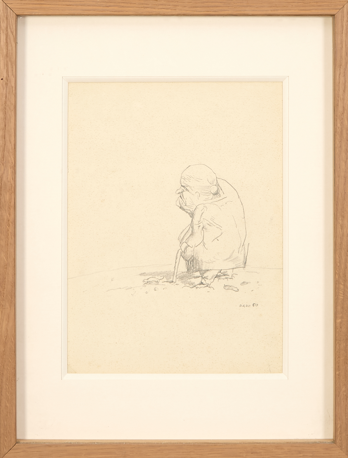 Vieille femme se promenant