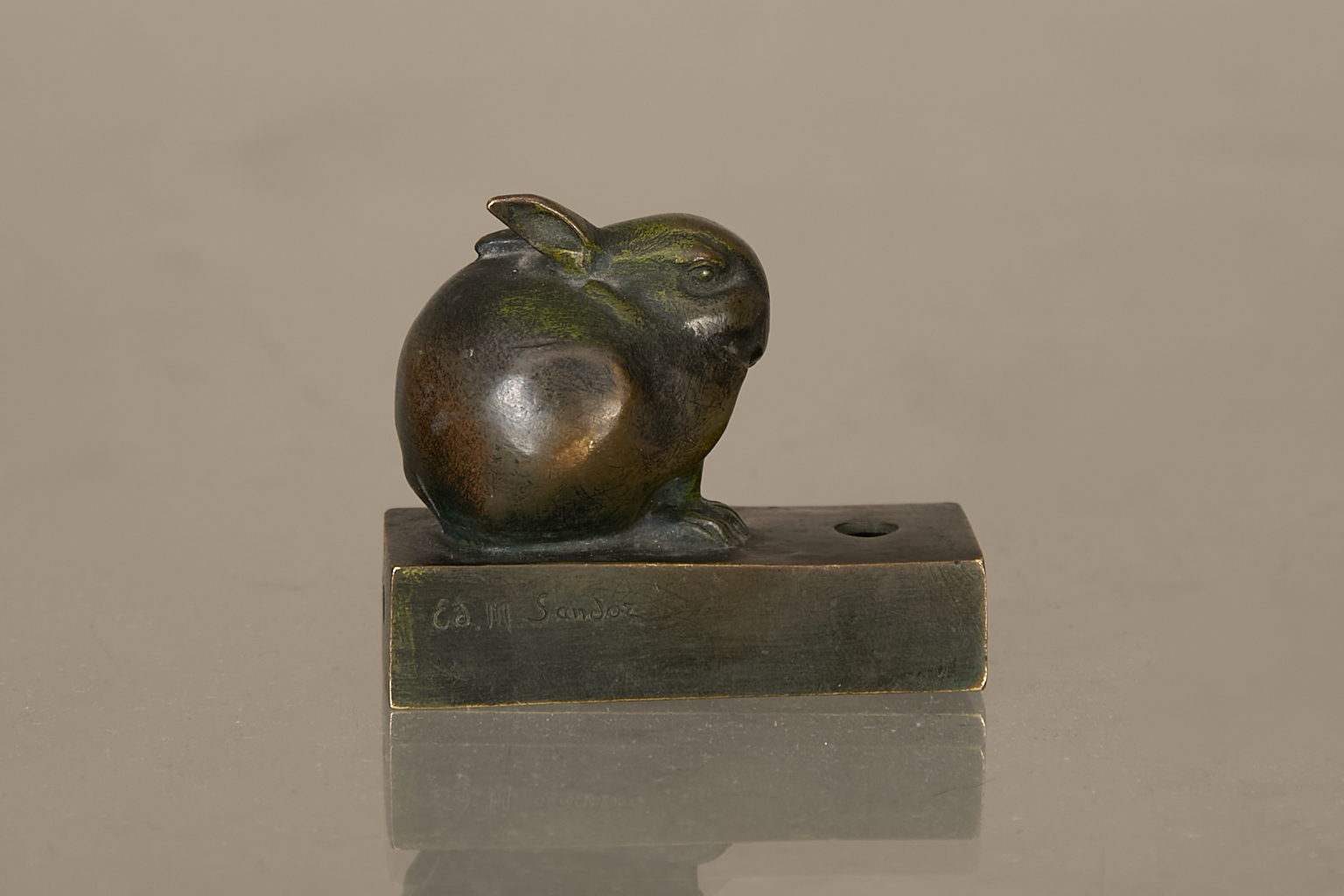 Lapin, une oreille levée