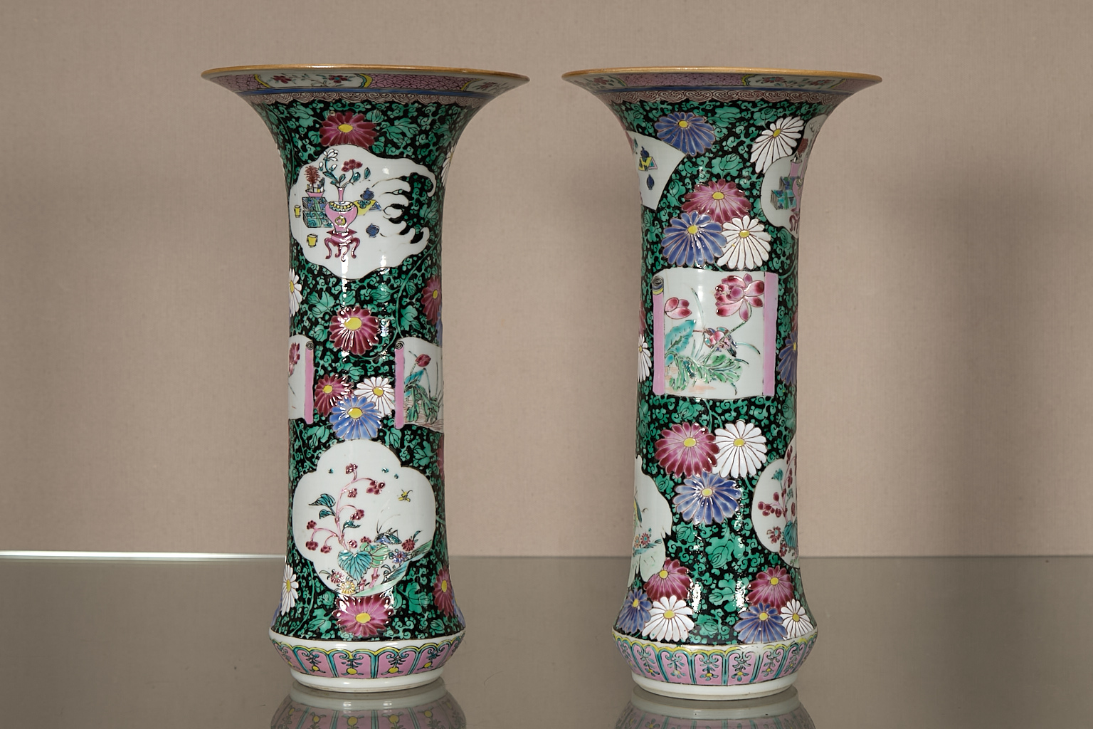 Paire de vases cornets de forme “Gu”