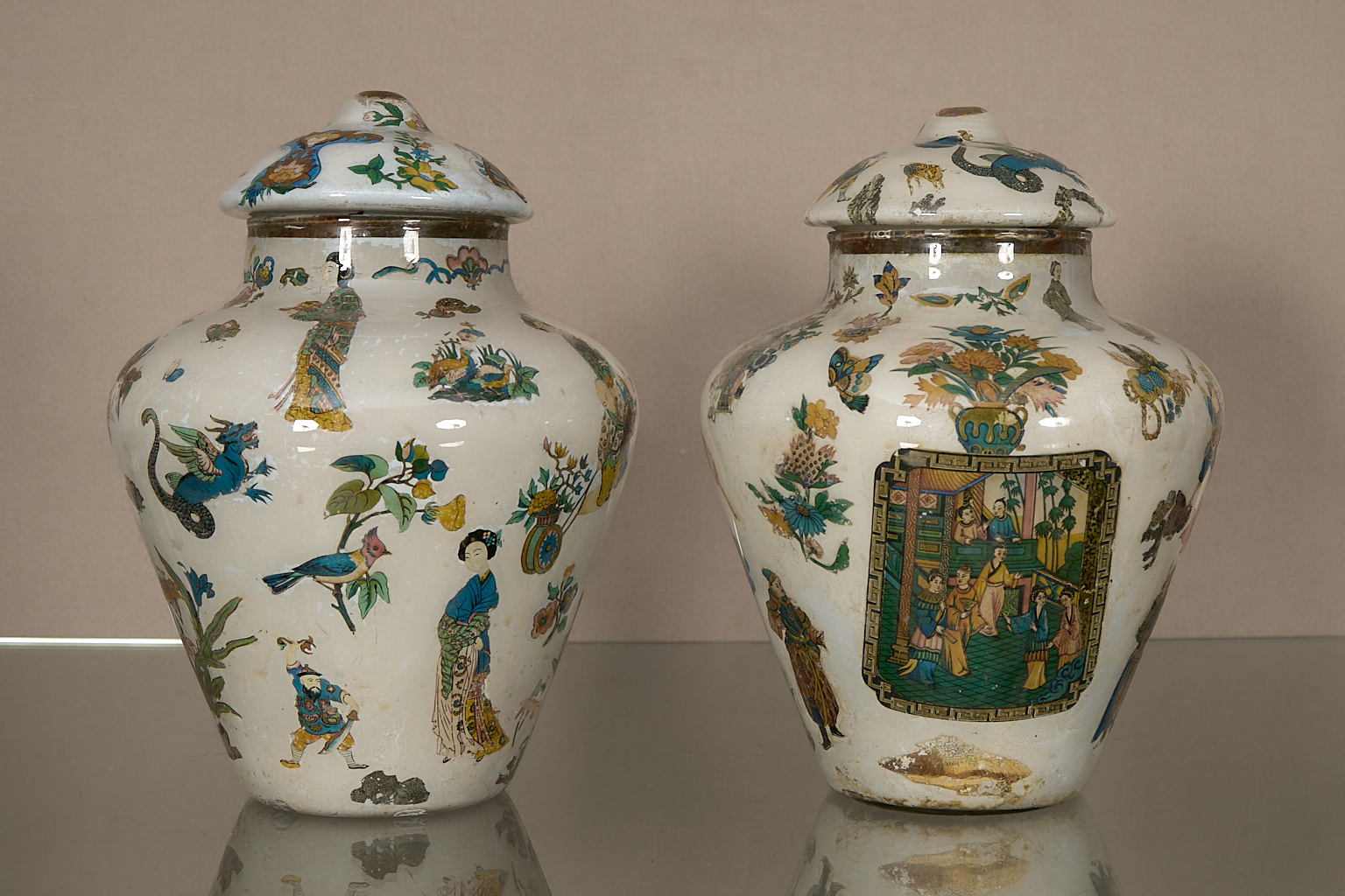 Paire de vases couverts