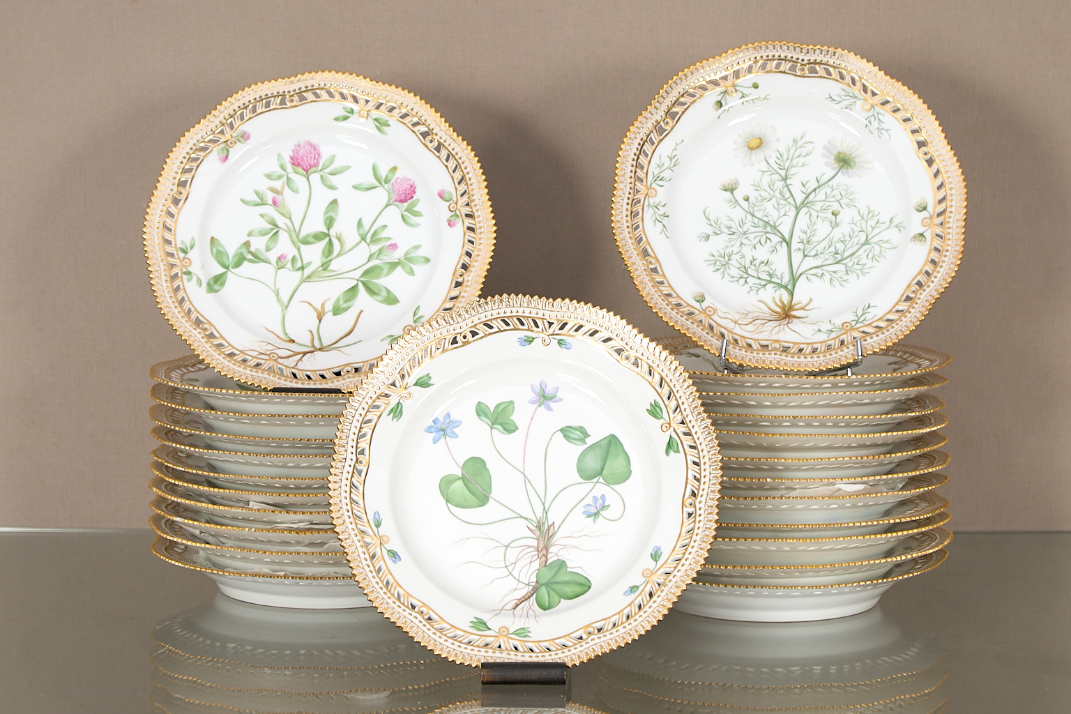 Suite de 24 assiettes, modèle Flora Danica