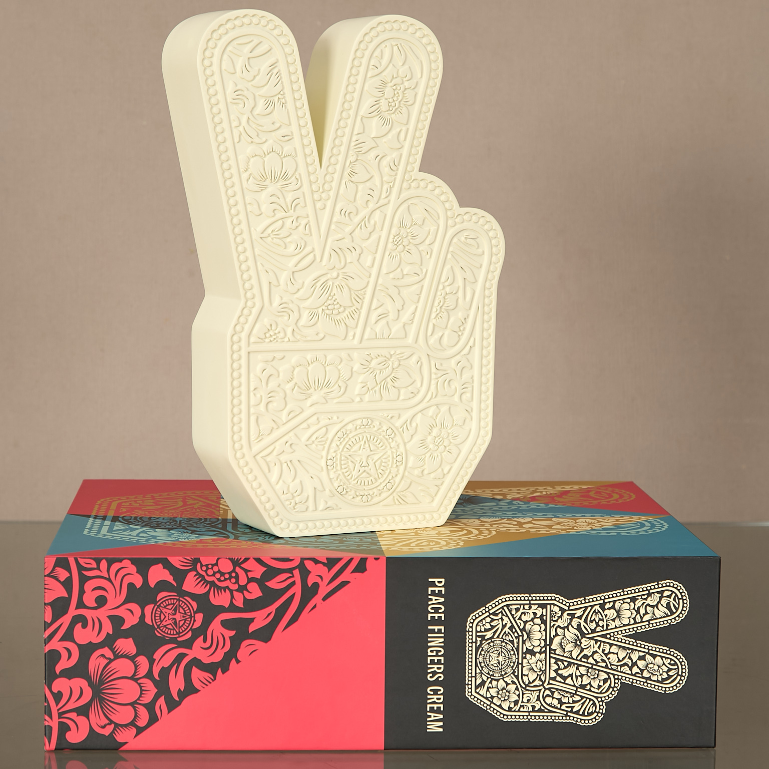 Shepard Fairey (né en 1970) Peace fingers cream