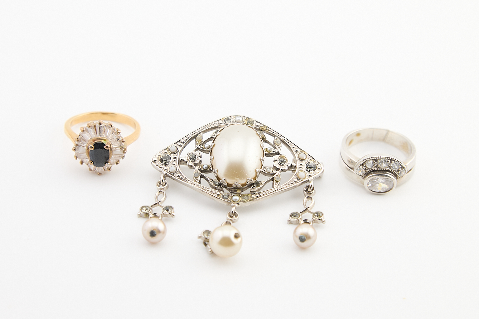 Ensemble de bijoux fantaisie comprenant :