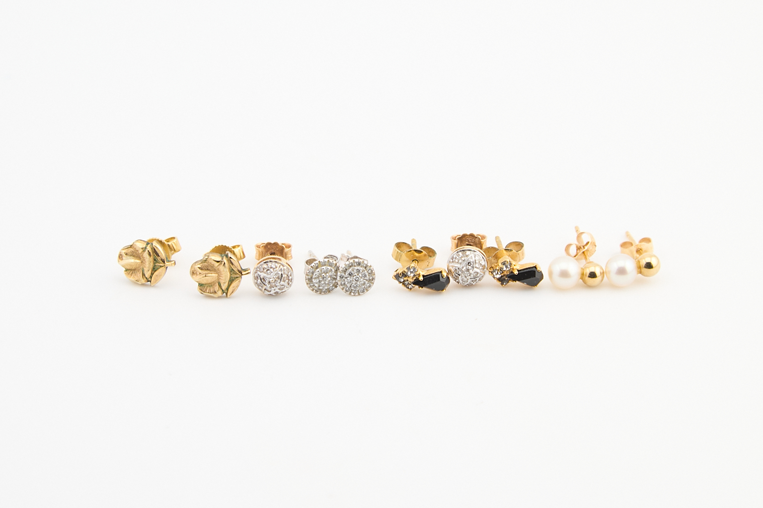 Ensemble de clous d'oreille comprenant :