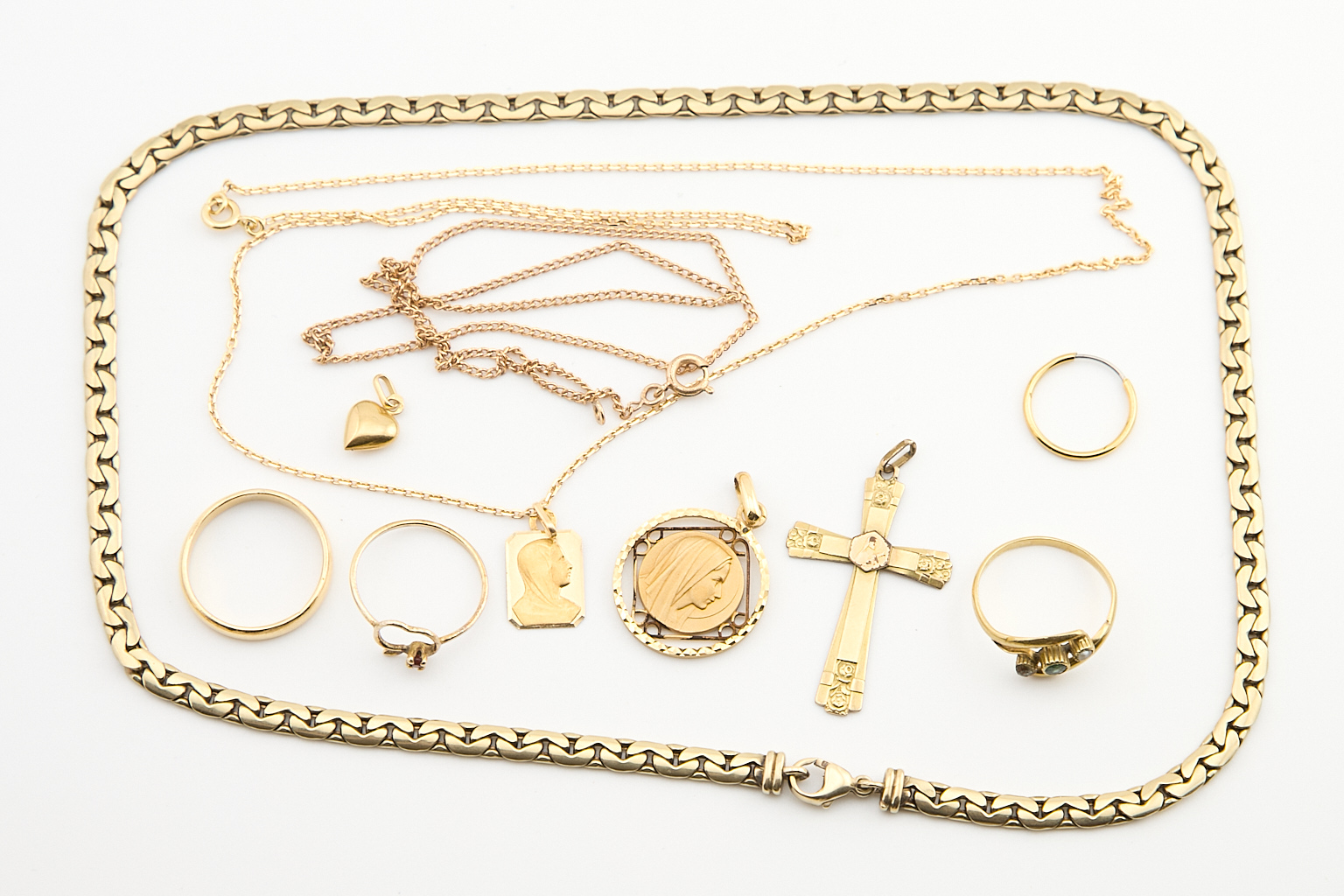Ensemble en or comprenant :