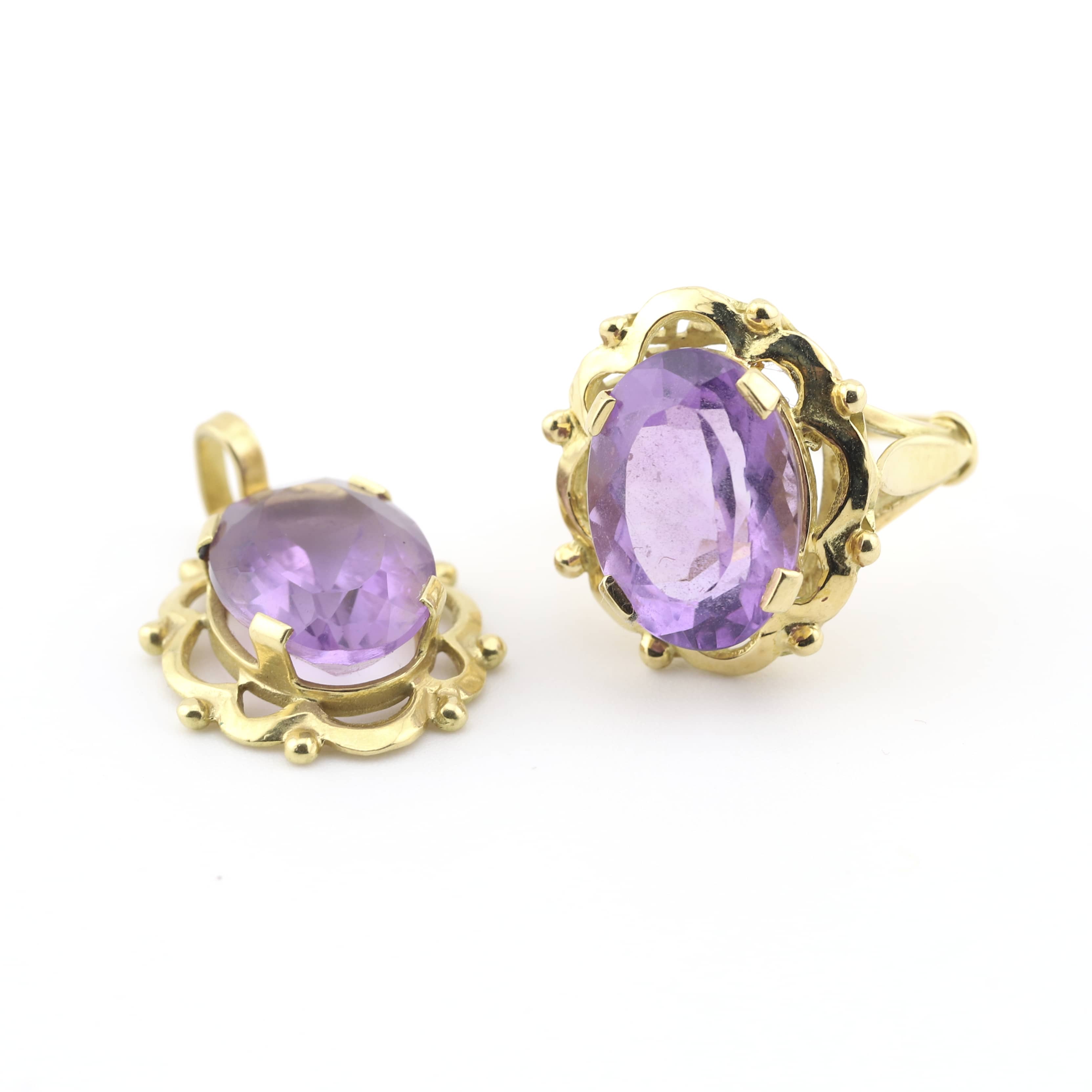 Une bague et un pendentif