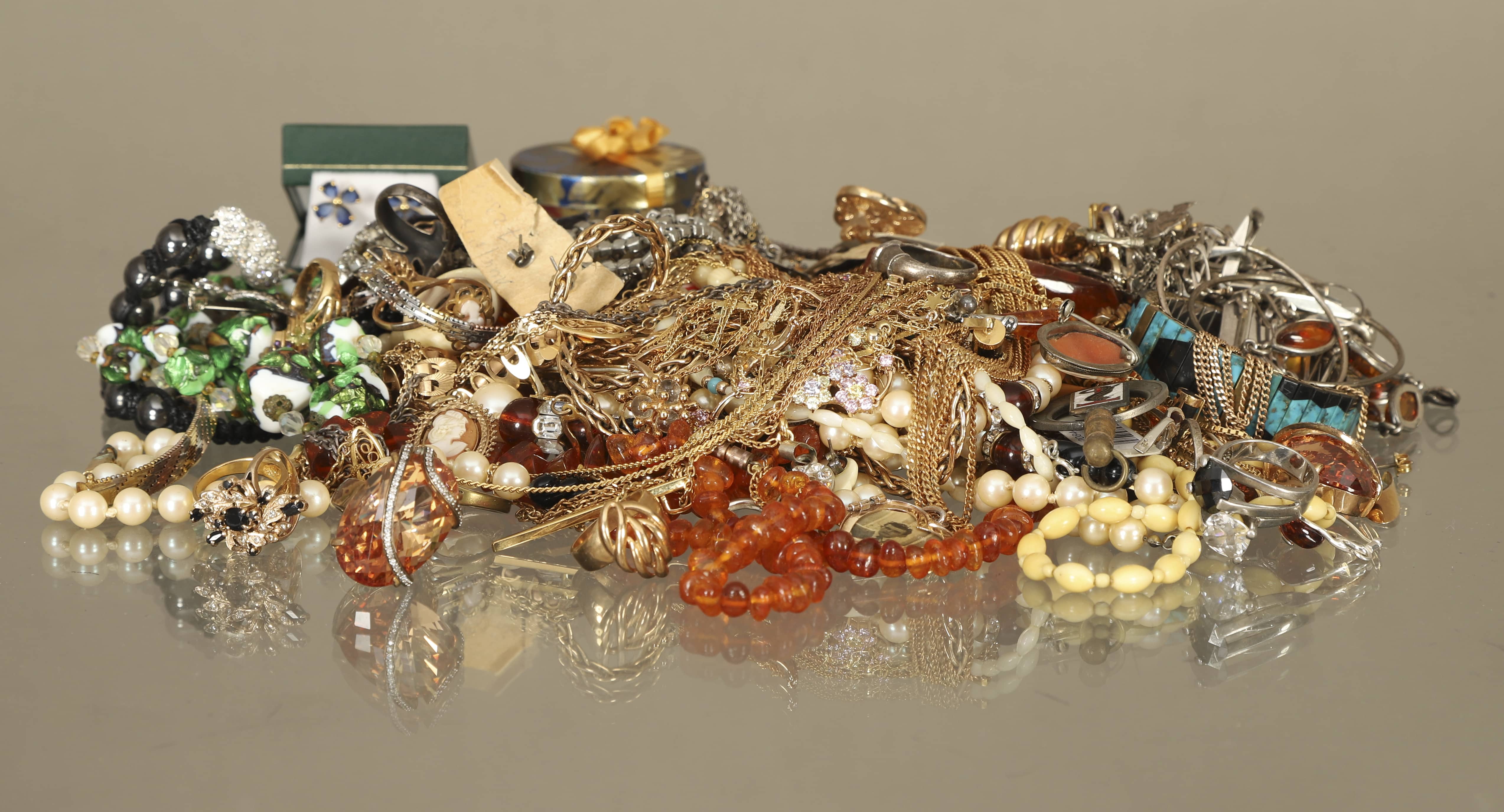 Important lot de bijoux fantaisie