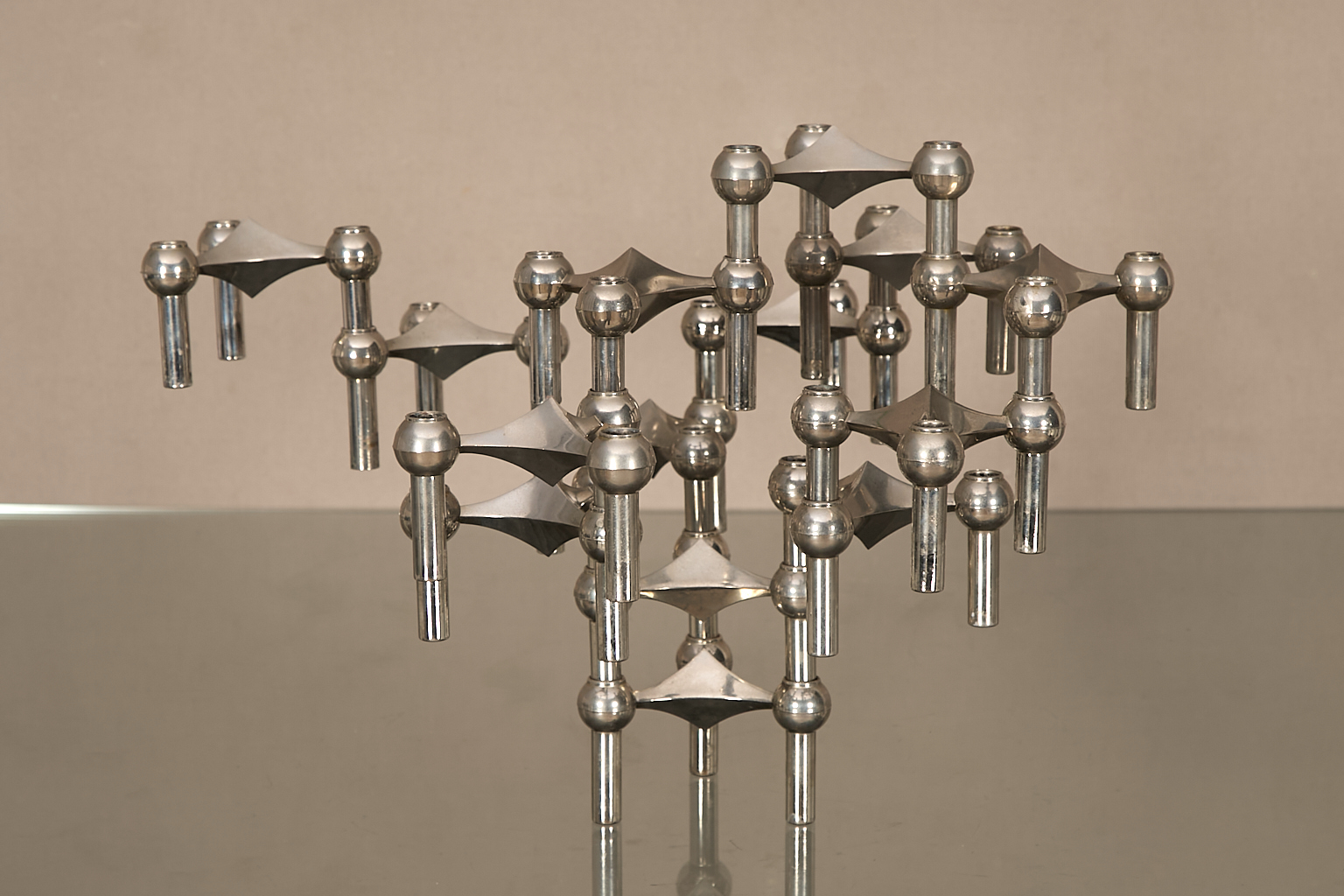 Ensemble de 16 bougeoires tripodes, modèle S22