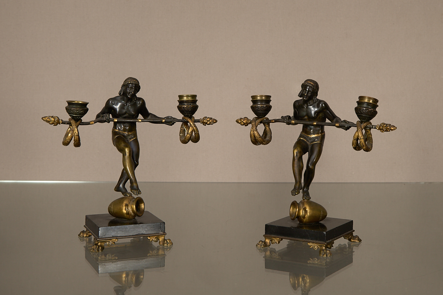 Paire de candélabres à deux bras de lumière