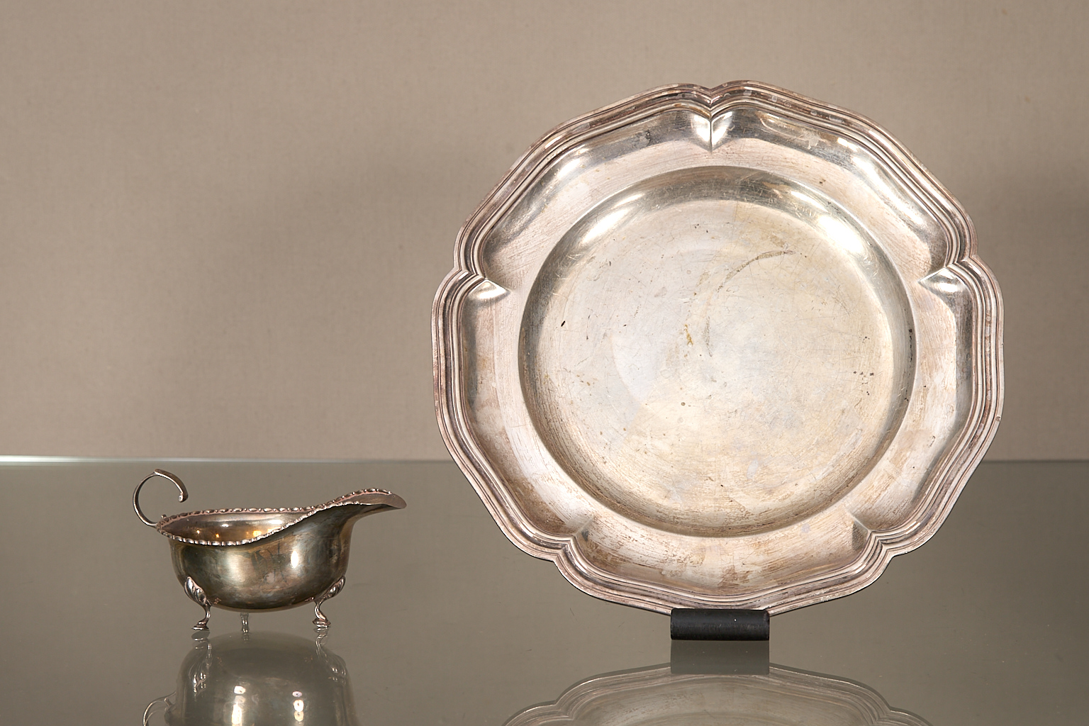 Une saucière et un plat rond