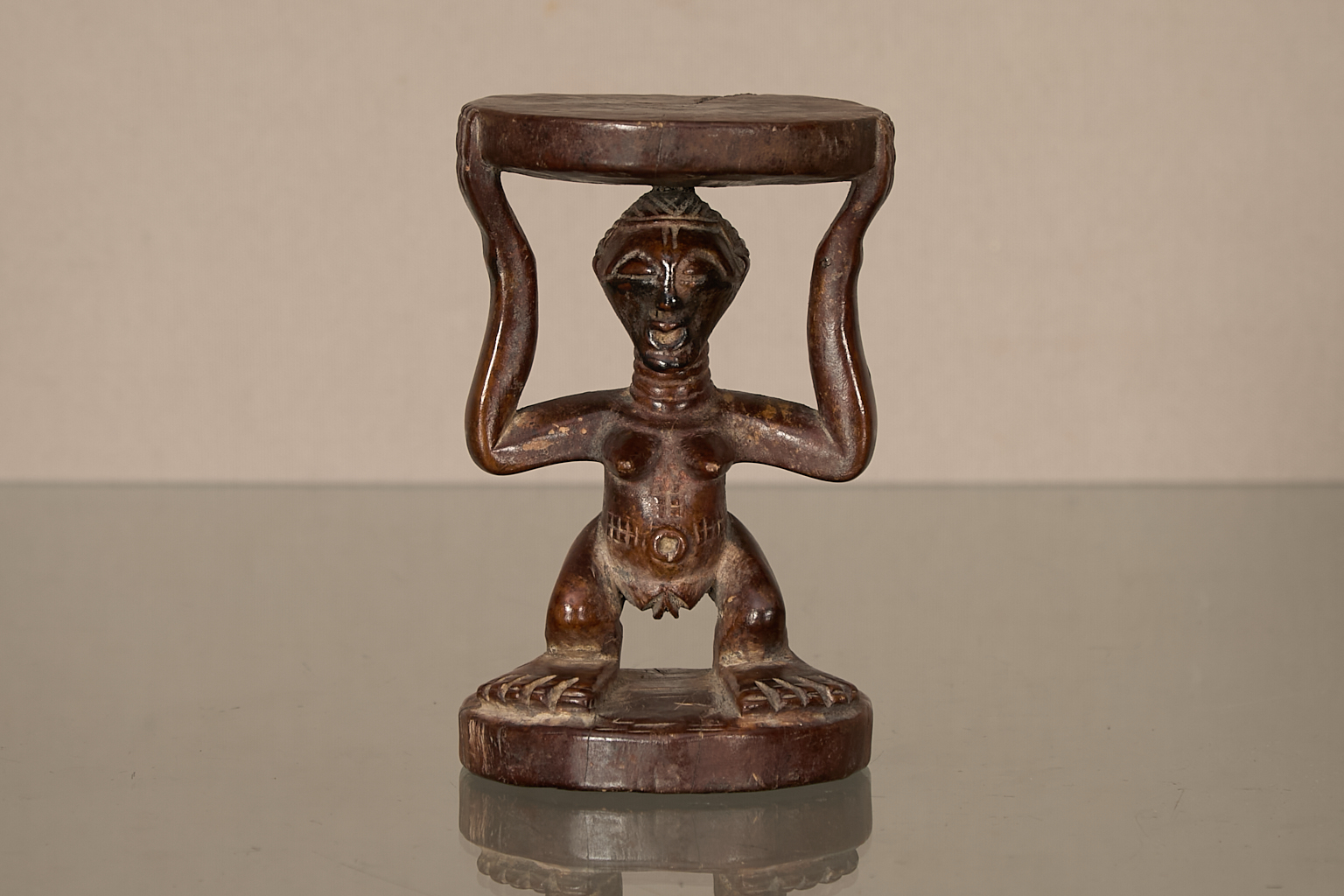 Tabouret ou siège à cariatide