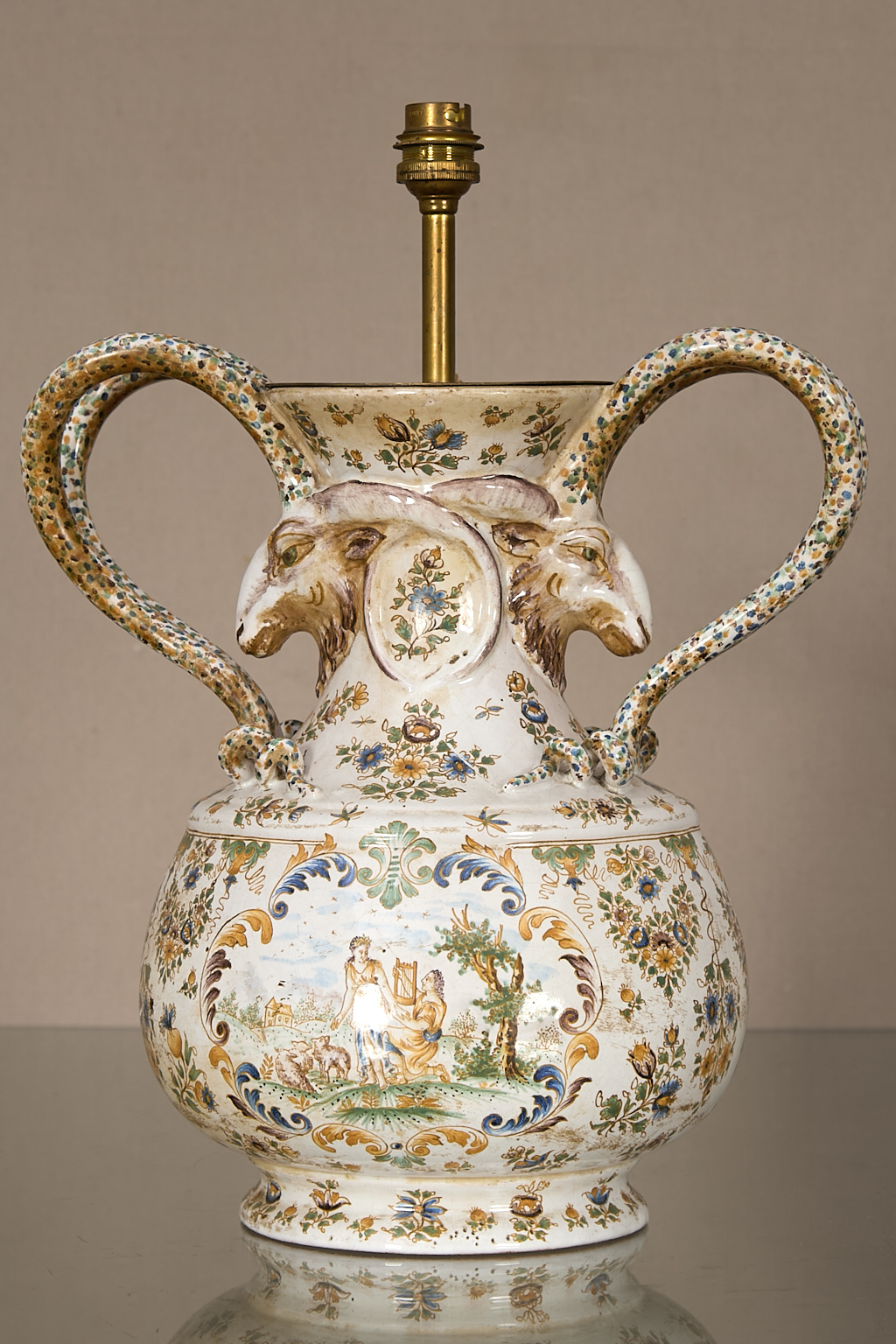 Vase à têtes de béliers, monté en lampe