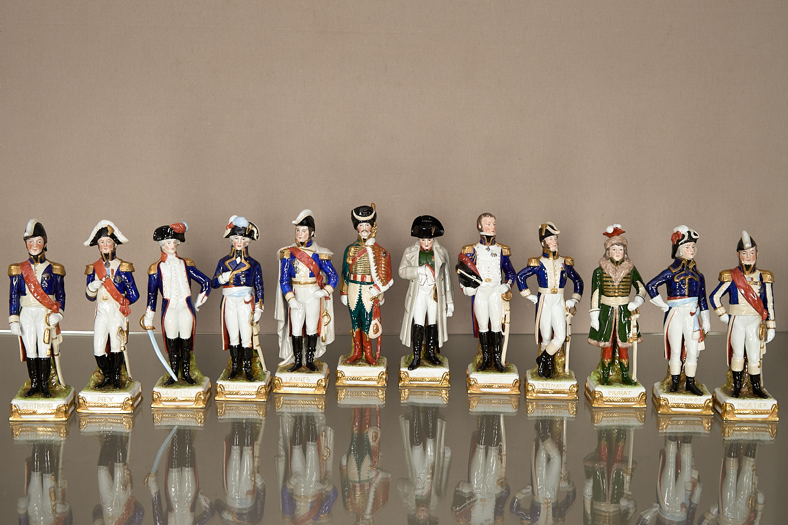 Suite de 12 statuettes représentant Napoléon Bonaparte et 11 maréchaux…
