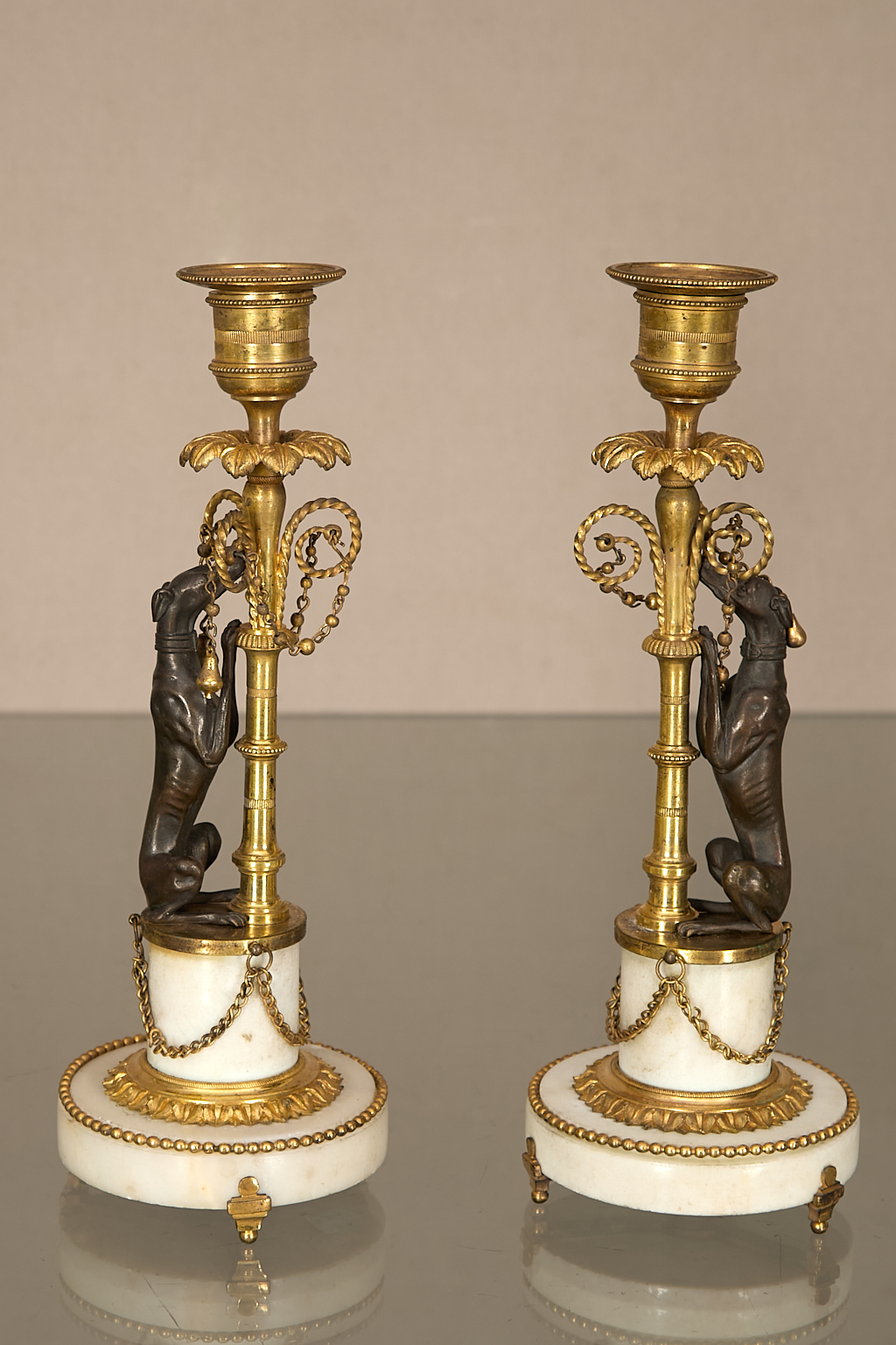 Paire de flambeaux aux lévriers
