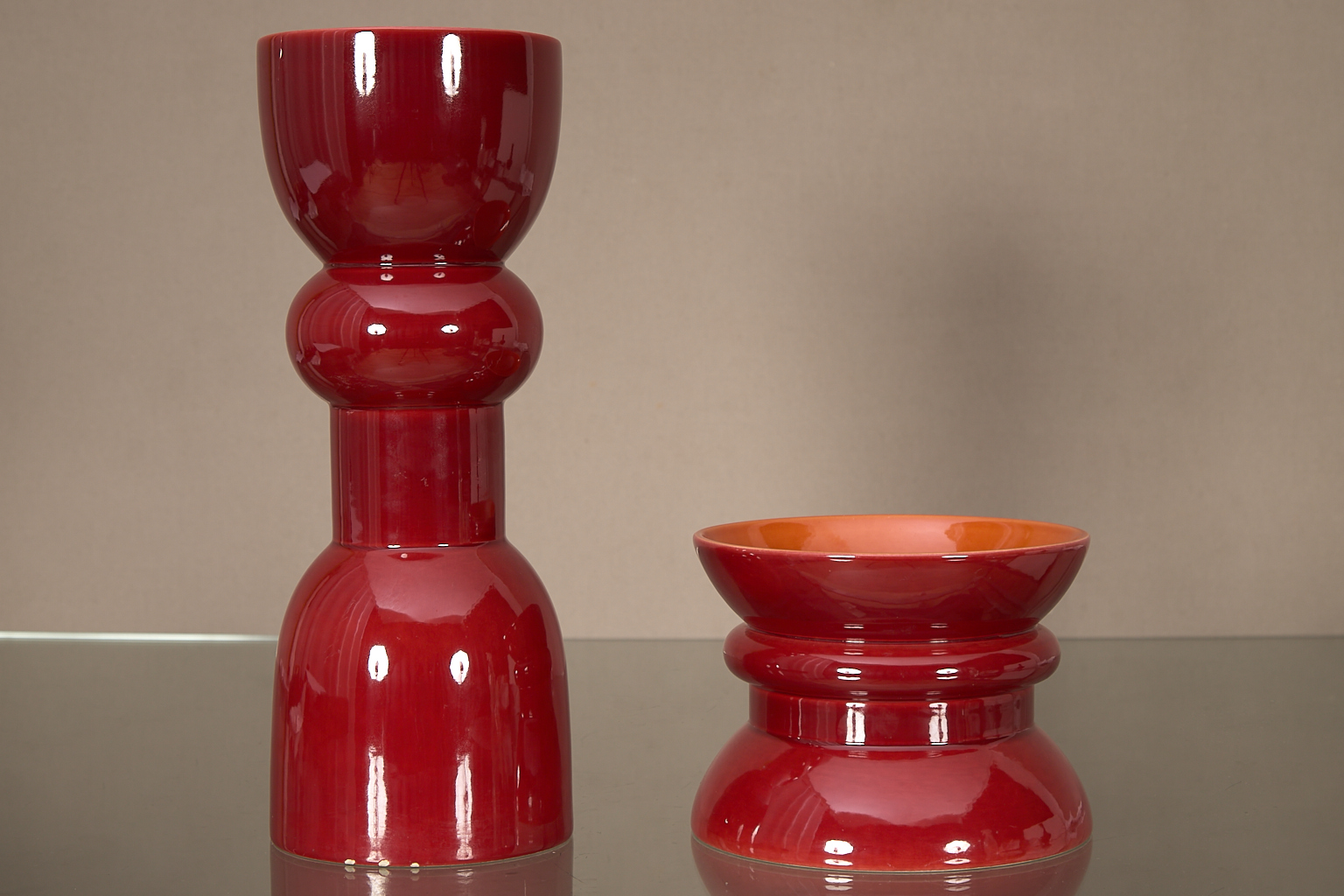 Une coupe et un vase