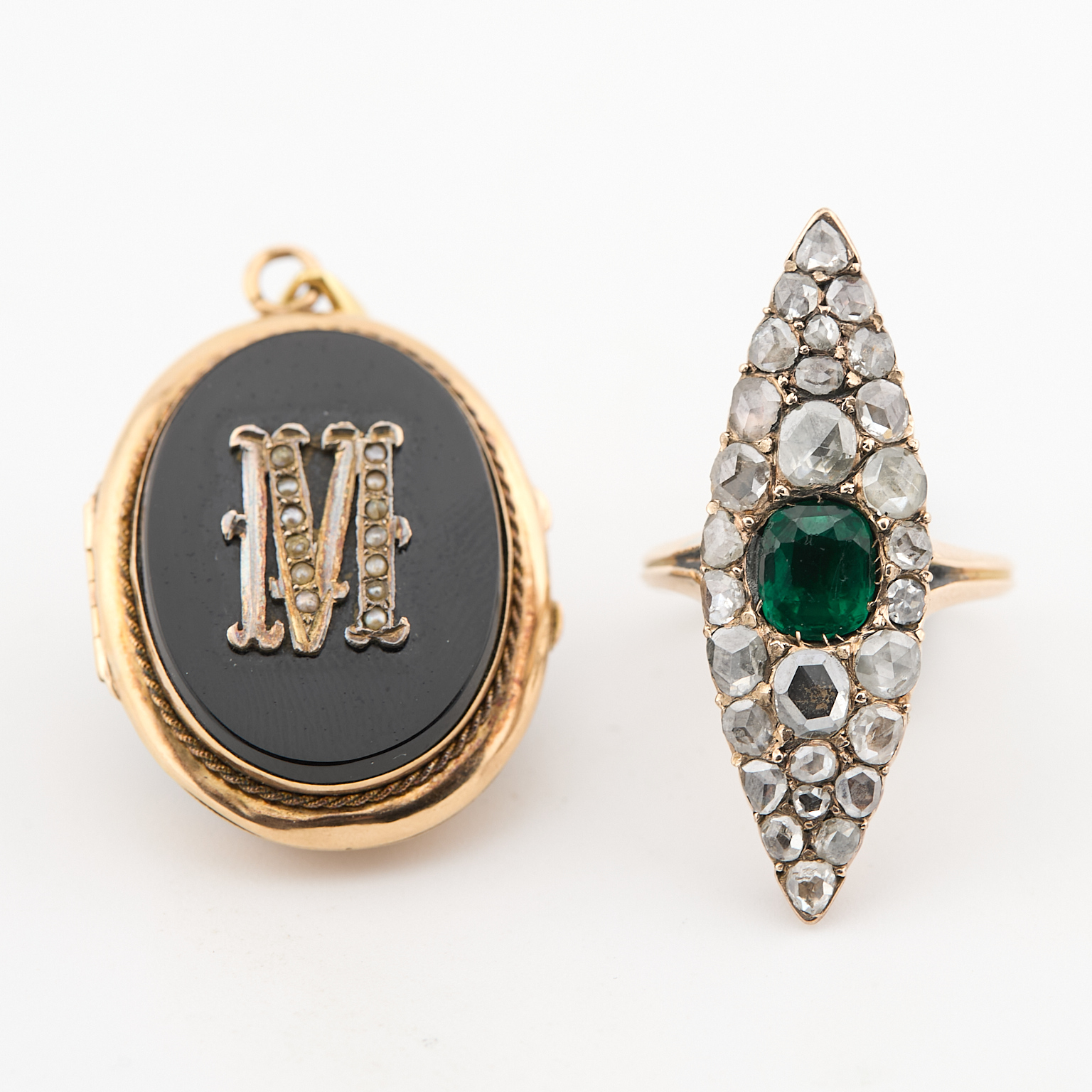 Une bague et un pendentif