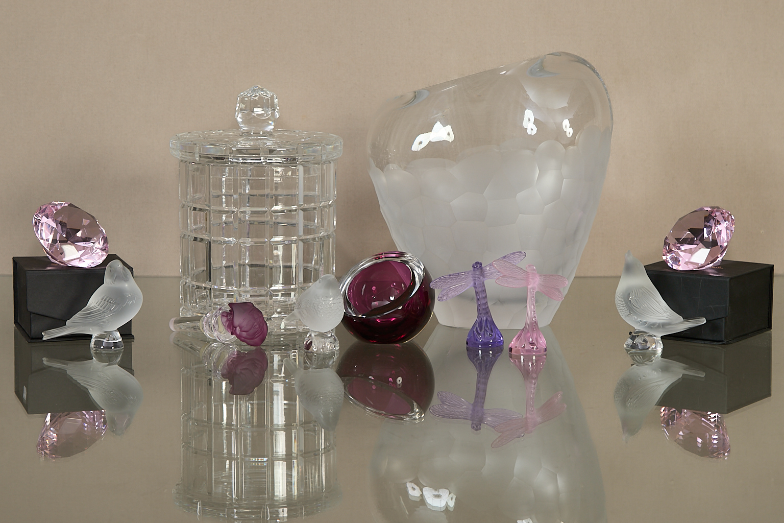 Ensemble d'objets en verre et cristal