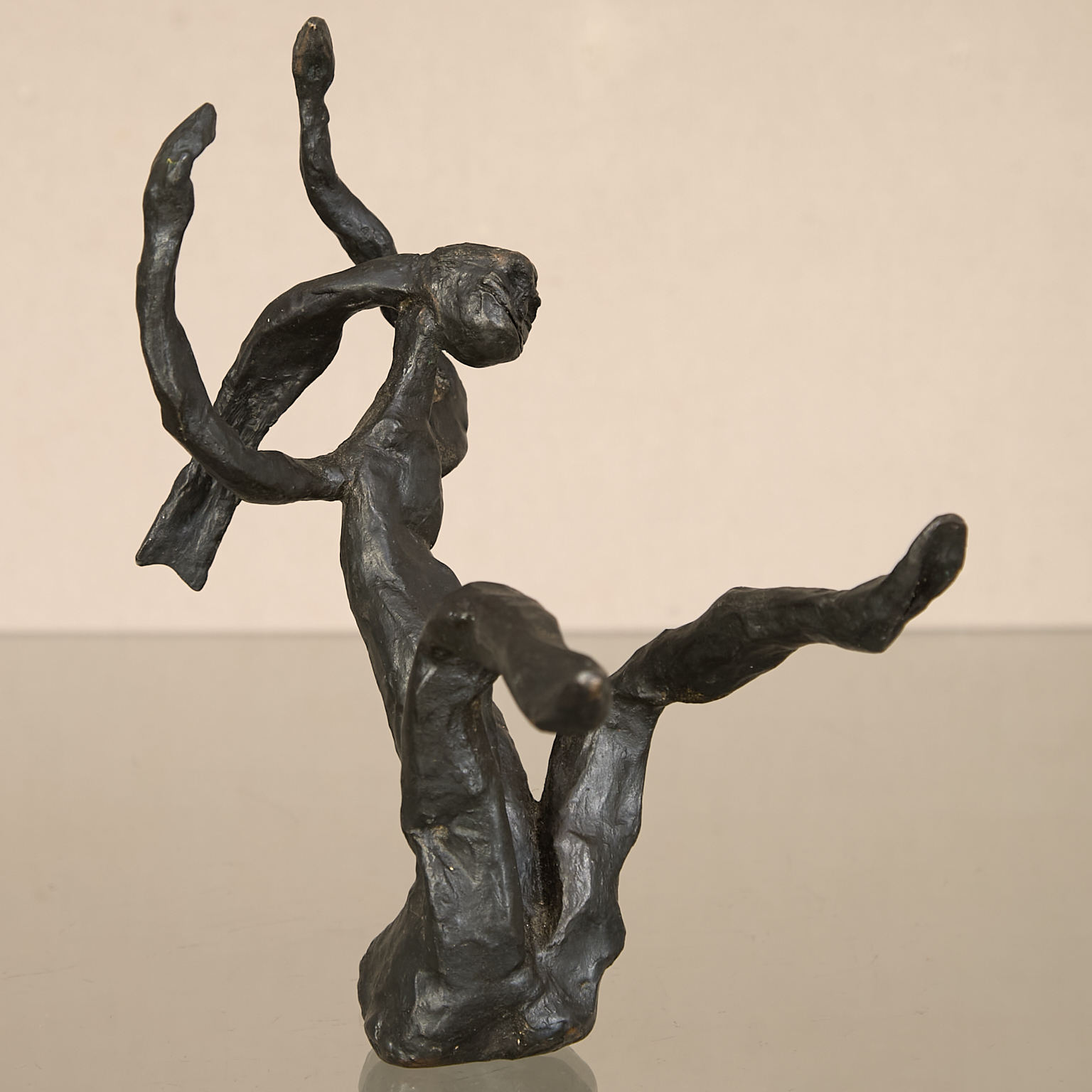 Femme aux bras et jambes levés (100)