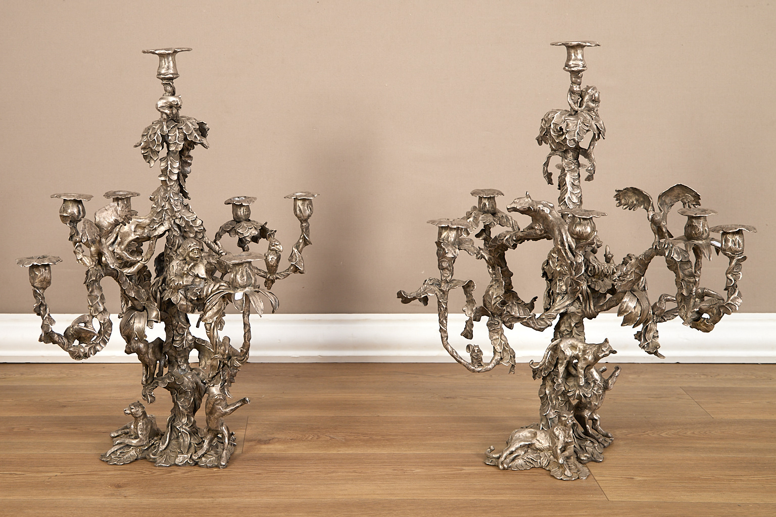 Paire de chandeliers aux animaux