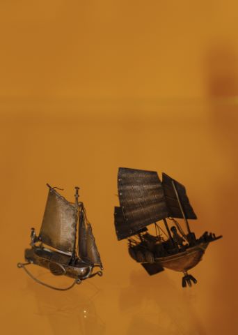Deux jonques sous voiles