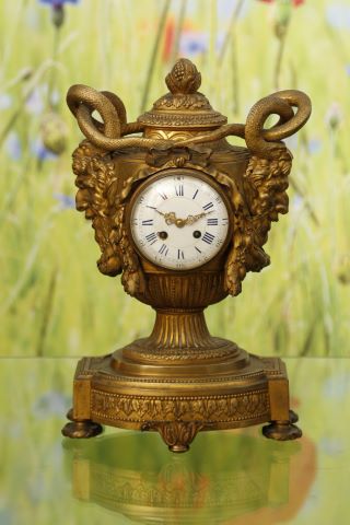 Pendule aux têtes de satyre