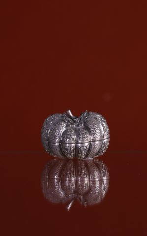 Ensemble de trois boîtes couvertes