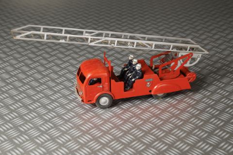 Véhicule de pompiers Renault,de la Villede Paris