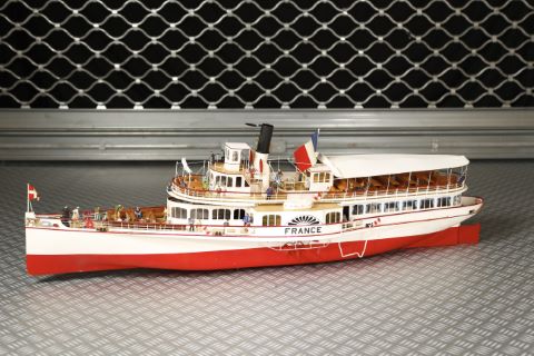 Diminutif du bateau de croisière France