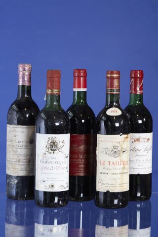 Ensemble comprenant 19 bouteilles comprenant :