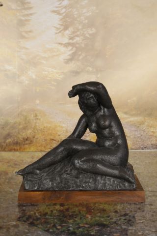 Femme nue, bras levé