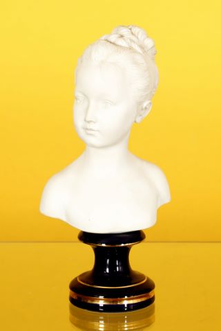 Buste de jeune fille
