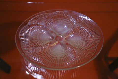 René Lalique (1860-1945) Plat en verre pressé...