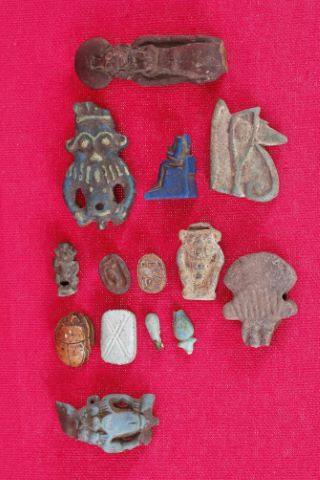 11 amulettes