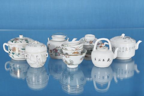 11 objets en porcelaine