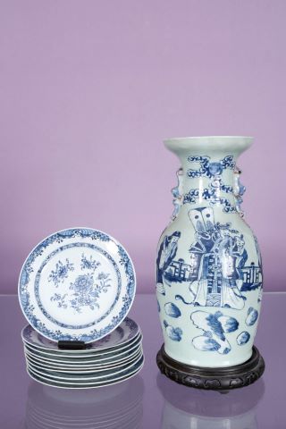 10 assiettes et 1 vase