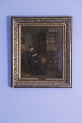 La lecture devant le cabinet à secrets japonais