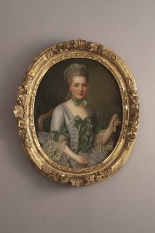 Portrait de femme assise à la robe parme et nœuds…