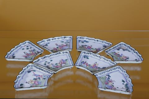 Suite de huit raviers