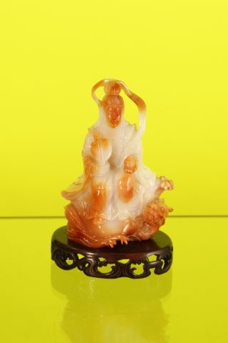 Guanyin assise sur un dragon