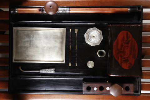 Bel ensemble de fumeur d'opium