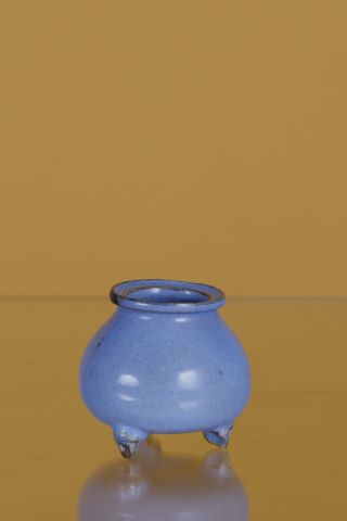 Petit pot tripode