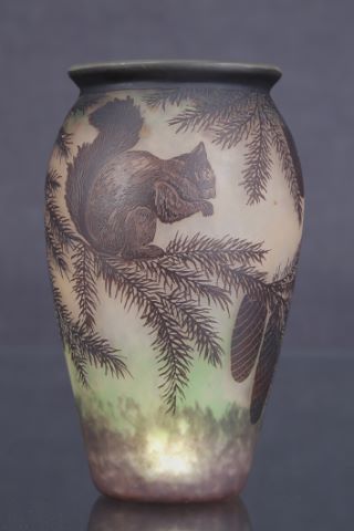 Rare vase ovoïde Écureuil
